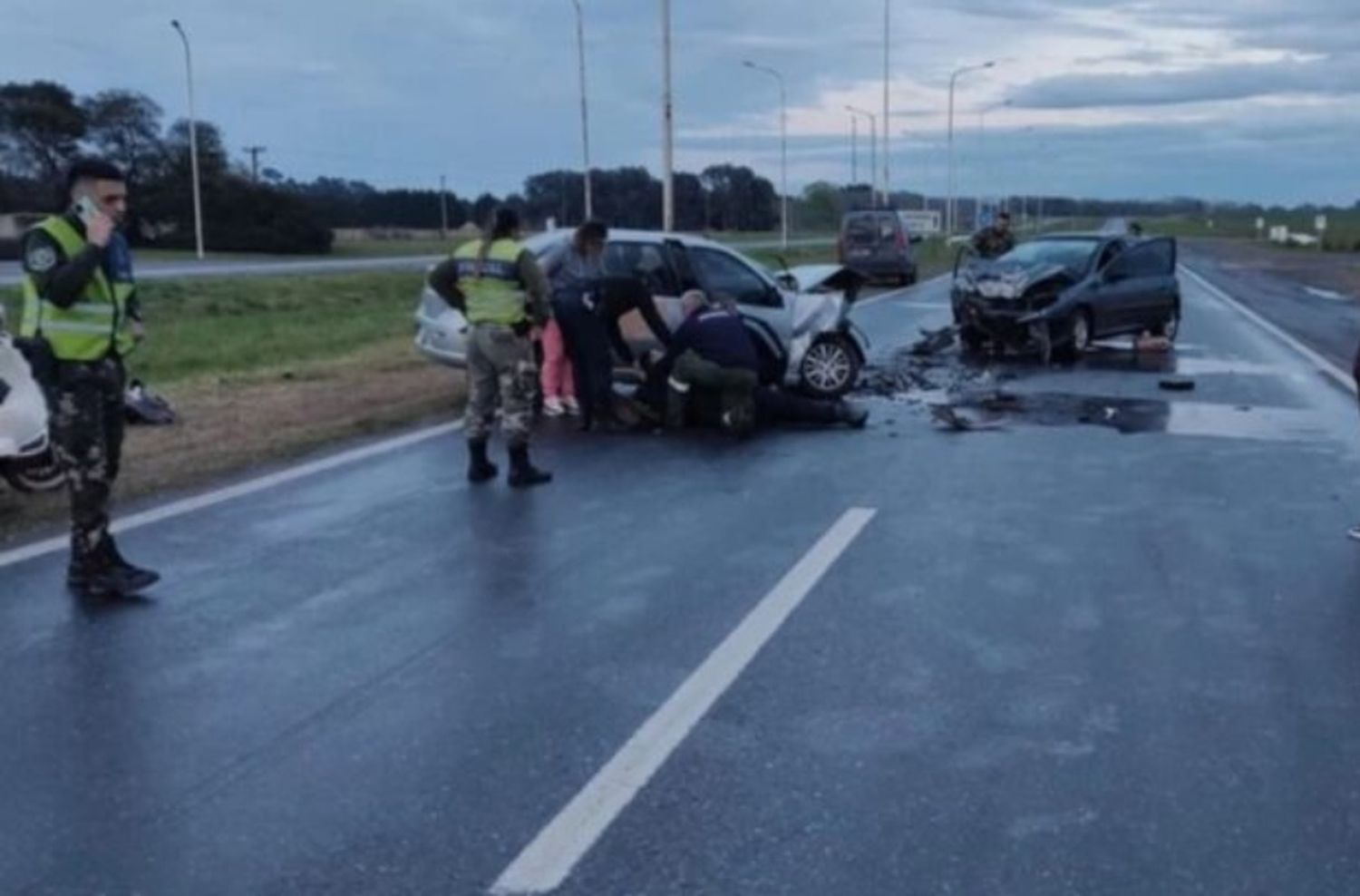 Choque en la ruta 226: un auto en contramano chocó con otro de frente