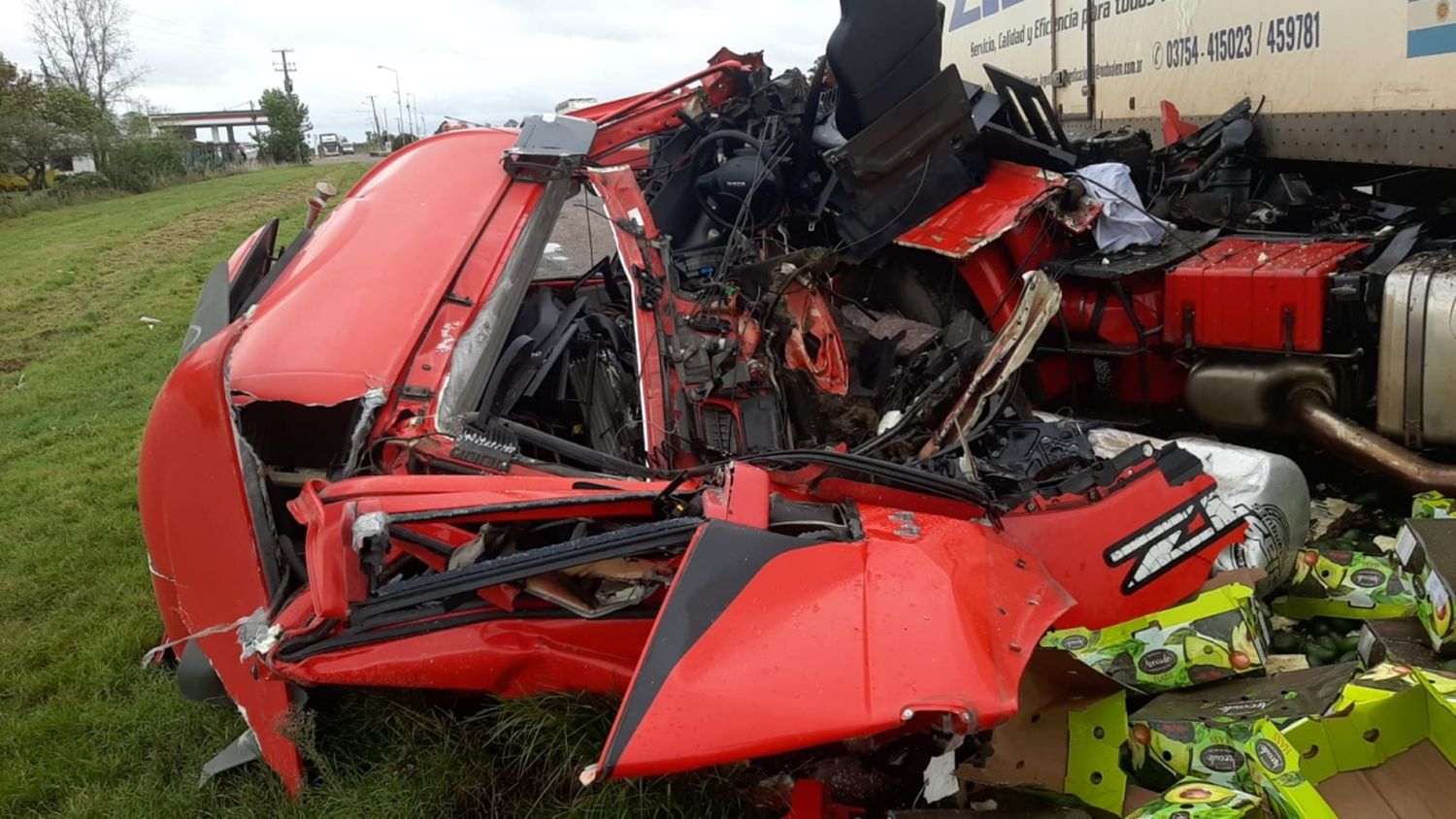 Tremendo choque entre un camión y un tractor: un hombre fue hospitalizado de urgencia en el Centenario