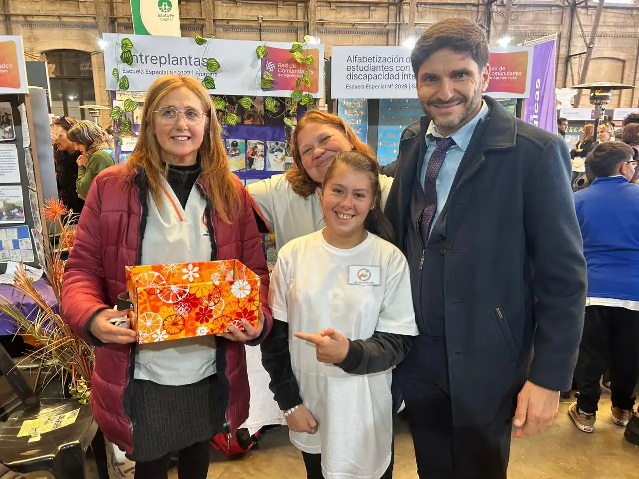 Integrantes de la Escuela Especial N° 2127 “María Montessori” junto al gobernador de Santa Fe.