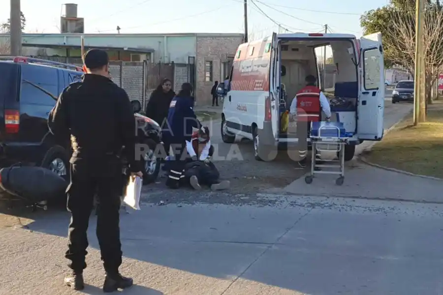 Fuerte accidente entre una camioneta y una moto en el norte de la ciudad con un joven herido