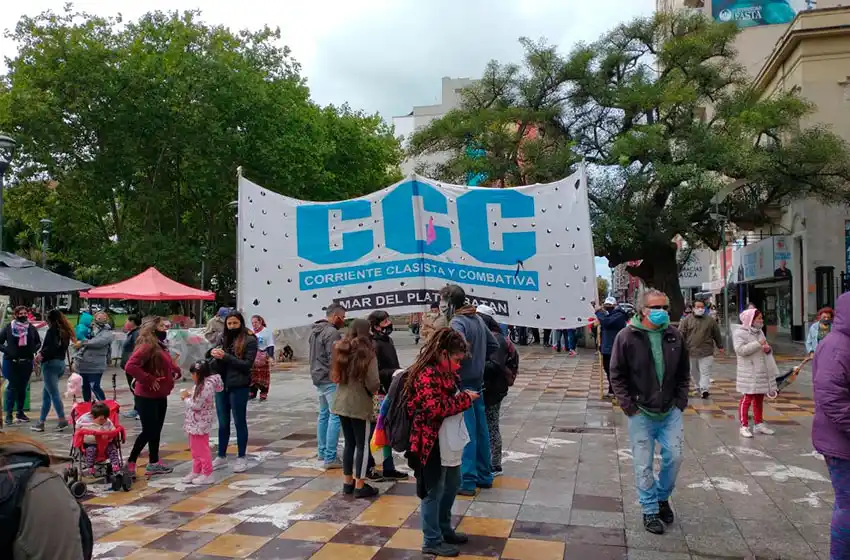 Intervenciones en ocho semáforos de Mar del Plata para reclamar sin interrumpir el tránsito