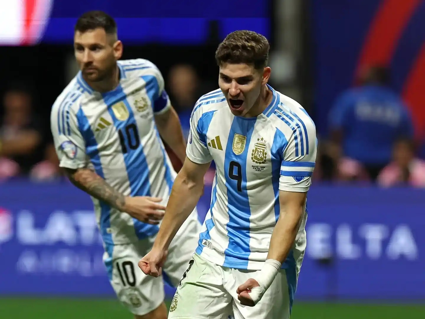 El ex River abrió el marcador tras la asociación de Messi con Mac Allister.