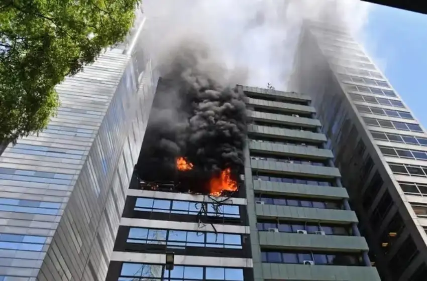 Murió una mujer en el incendio que se registró en un edificio lindero al Ministerio de Trabajo