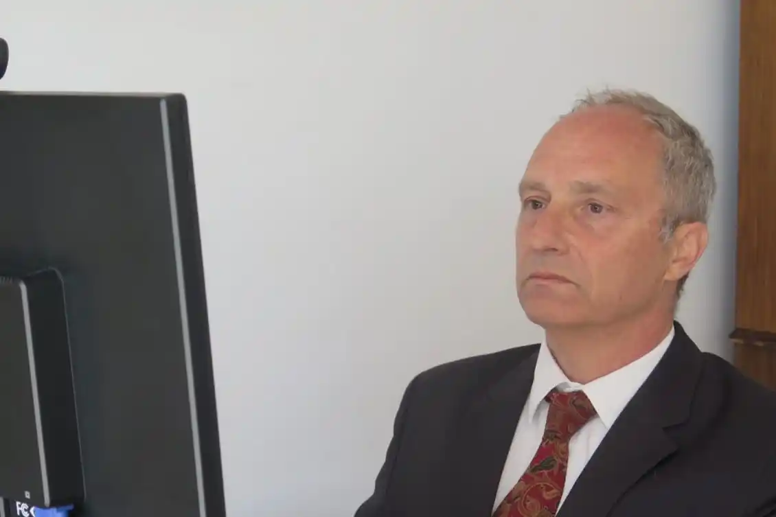 Lejos de un enfoque exclusivamente reactivo, Adler plantea una concepción ampliada del rol judicial.