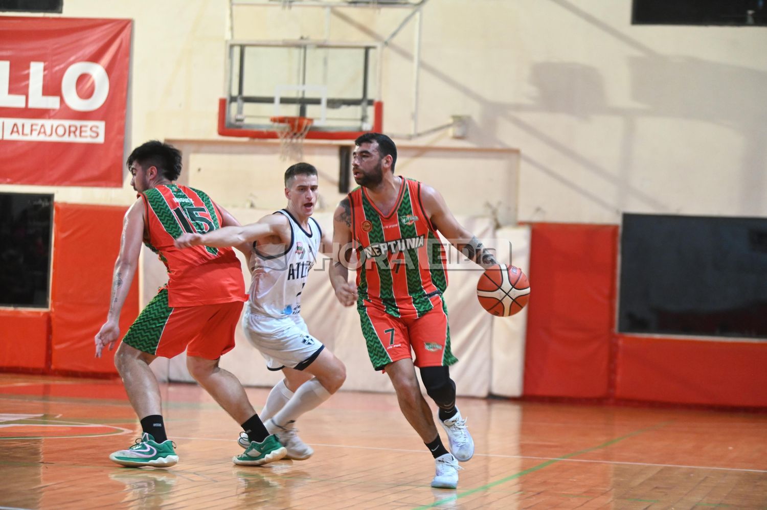 Desde el banco, Tomás Fabricius fue pieza clave para el primer triunfo de Neptunia con 15 puntos (crédito: MR Fotografía).