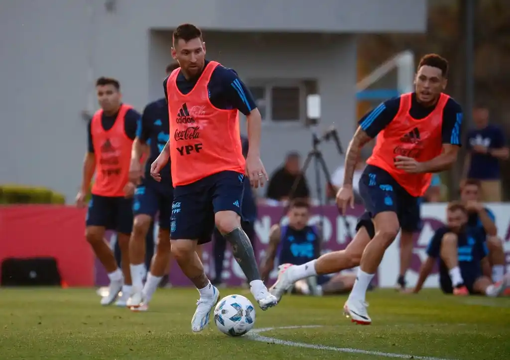 Messi se entrenó a la par del grupo en Ezeiza.