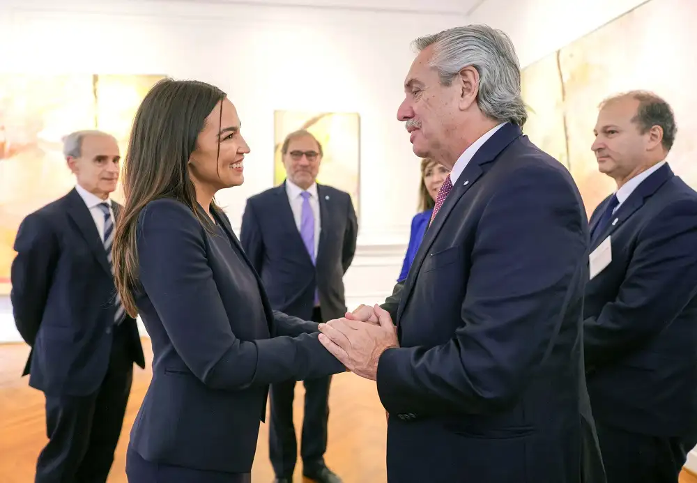 Alexandria Ocasio-Cortez fue recibida por el presidente Alberto Fernández.