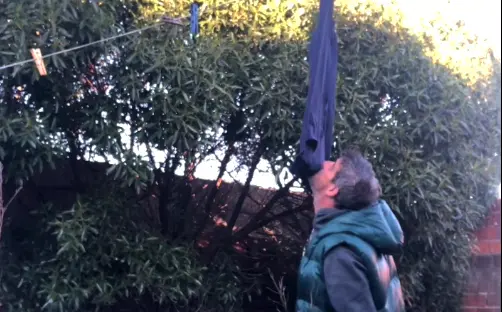 Fue a descolgar la ropa, se le había congelado y se puso a hacer equilibrio con el pantalón