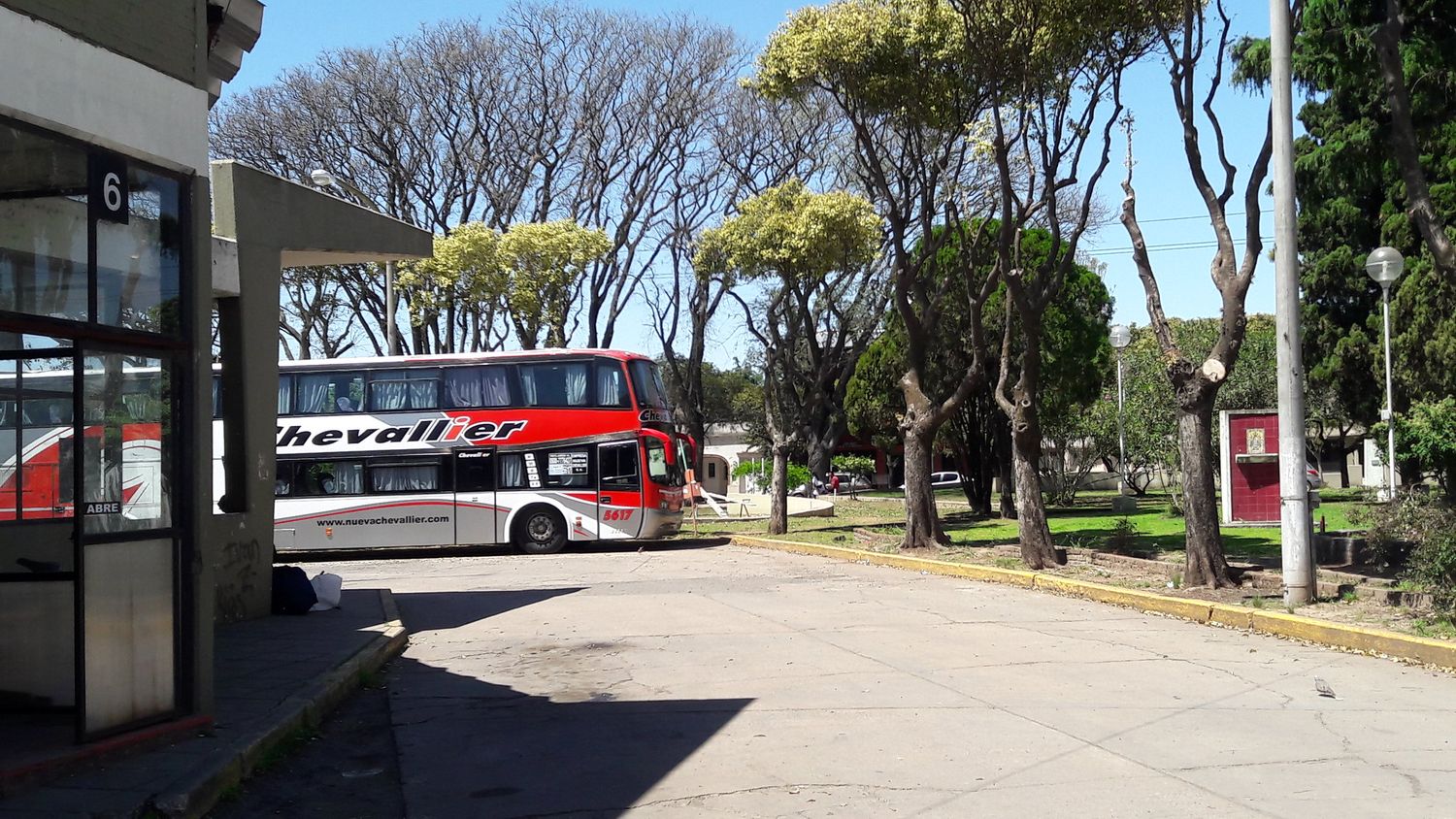 No lo dejaban viajar porque no tenía documentos y golpeó a un chofer de Chevallier: lo detuvieron