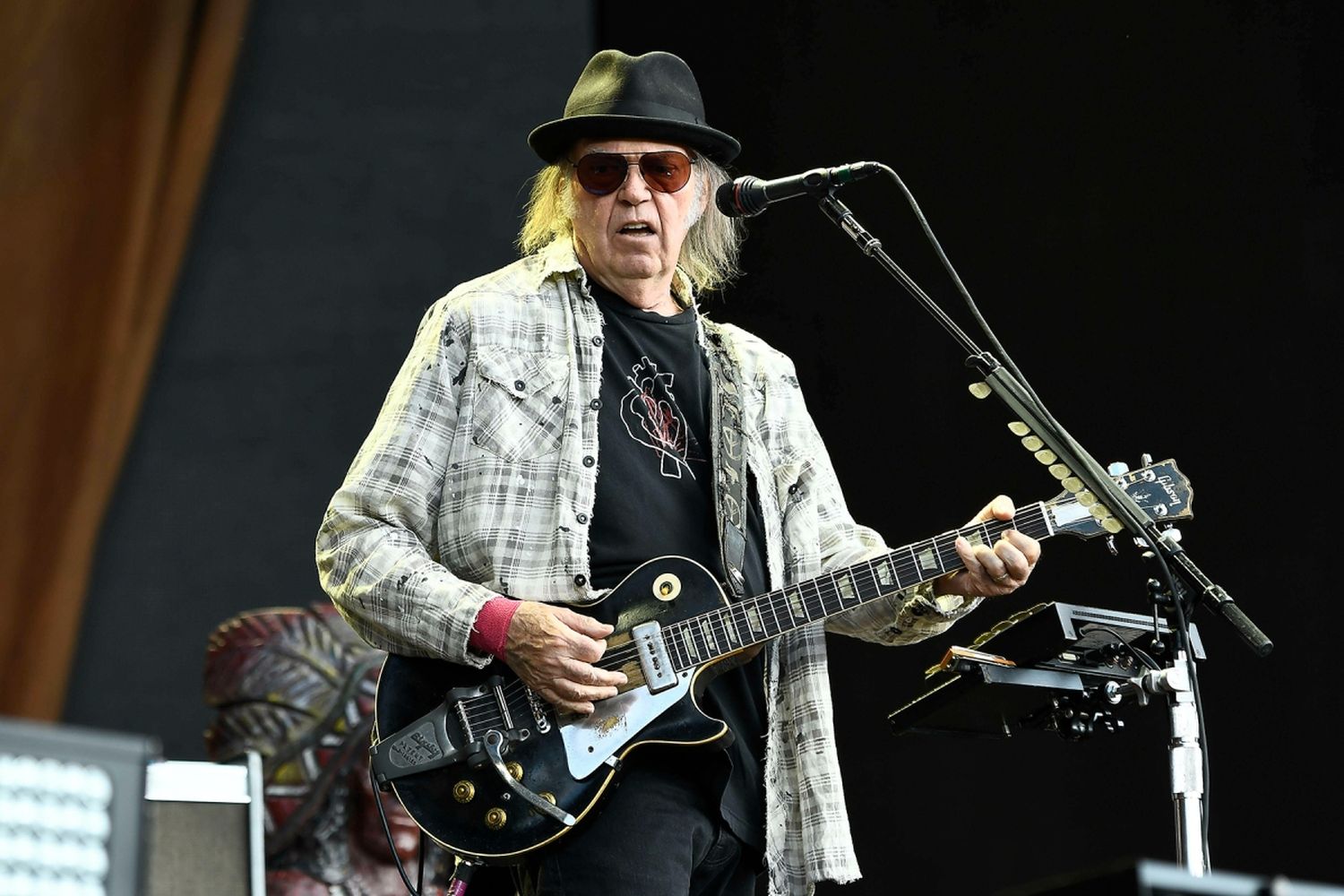 Neil Young retiró su música de Spotify