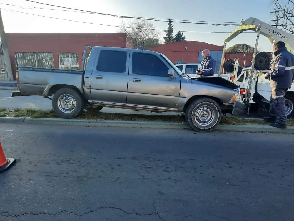 Conducía ebrio y chocó un poste en Avenida Ramírez en Paraná
