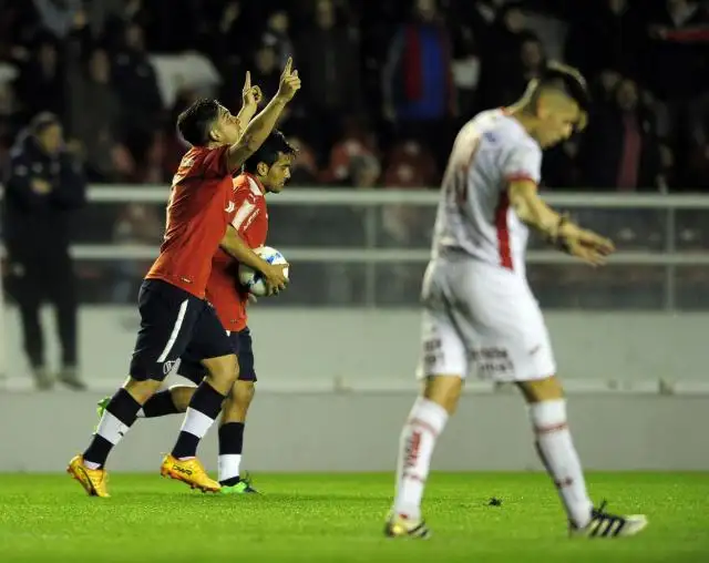 Independiente se llevó puesto a Huracán y festejó en el debut