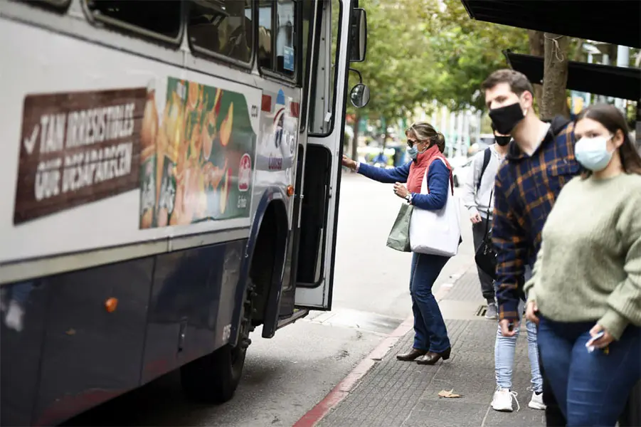 Insisten con el uso de barbijos en colectivos y trenes por la suba de casos de Covid-19