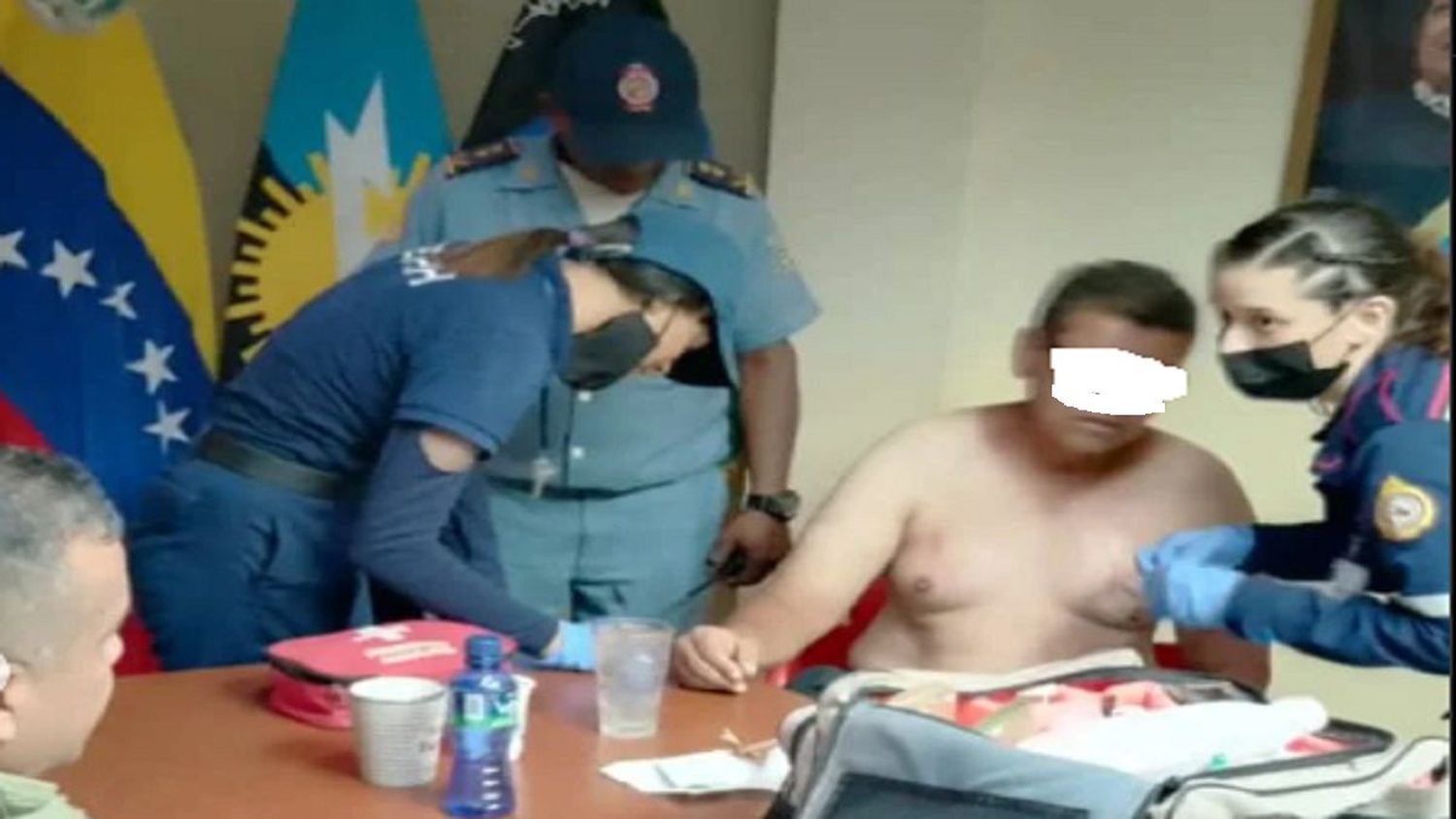 BOMBEROS Y POLICÍAS rescatan a hombre que intentaba lanzarse desde una torre de electricidad en el Zulia