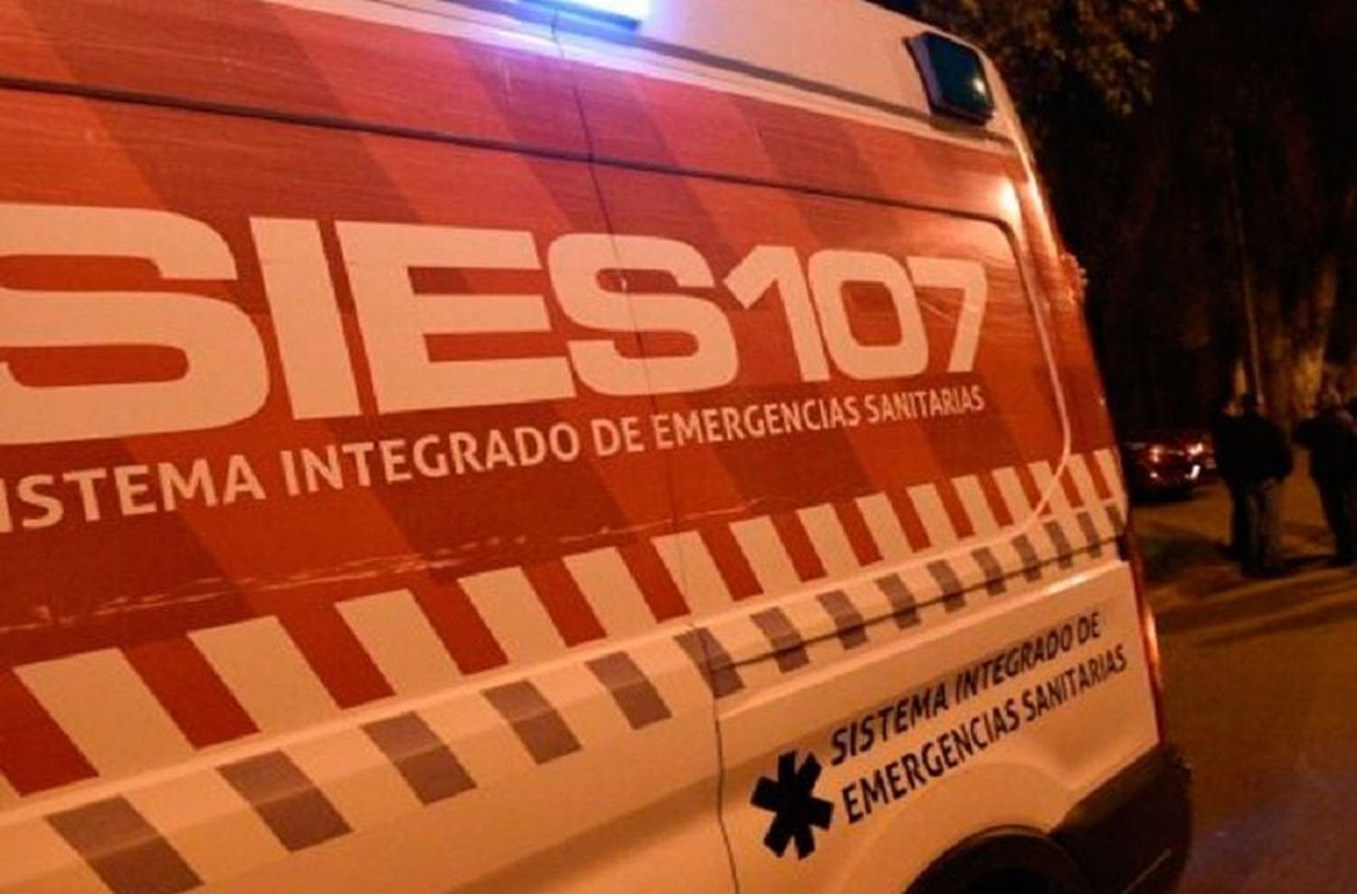 Fuerte choque entre un patrullero y una motociclista en zona oeste