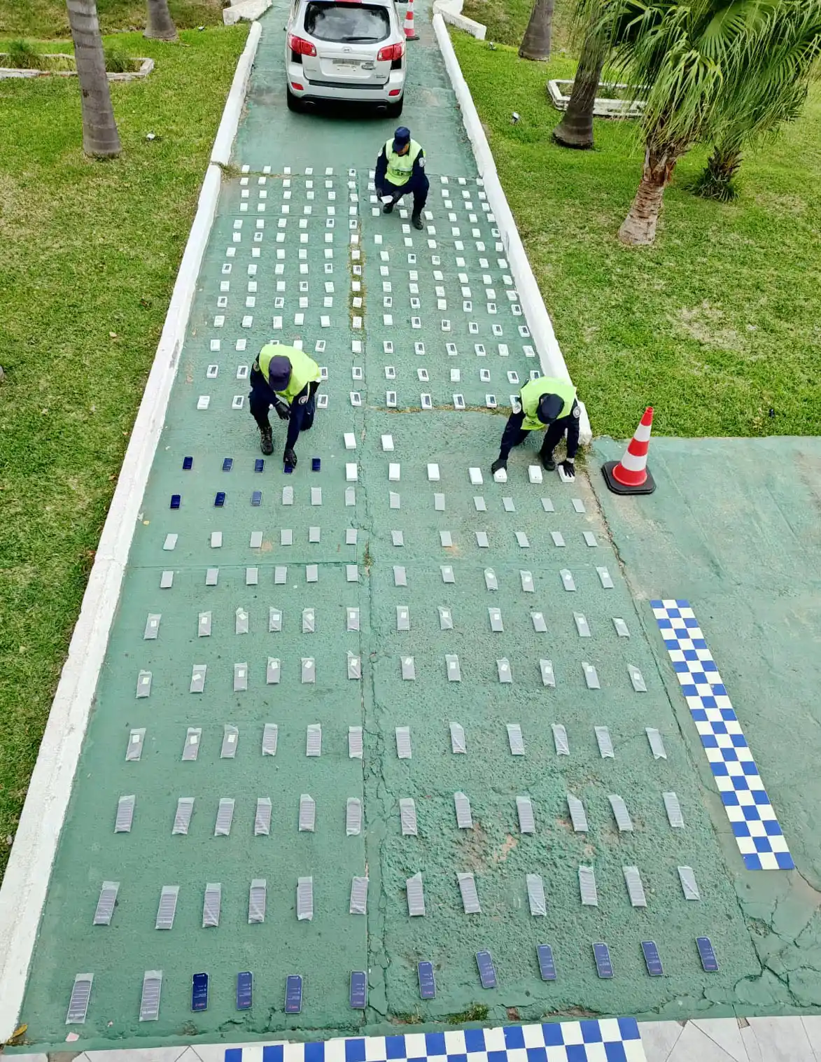 Secuestraron 290 celulares ocultos en una camioneta brasileña