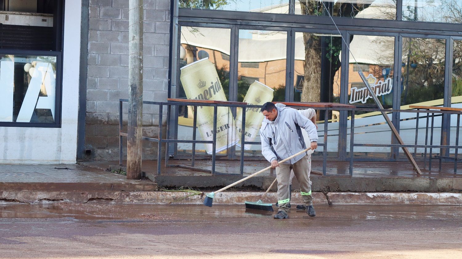 Francisco Azcué: “Trabajamos con todos nuestros recursos en el operativo de limpieza de la zona afectada por la inundación”