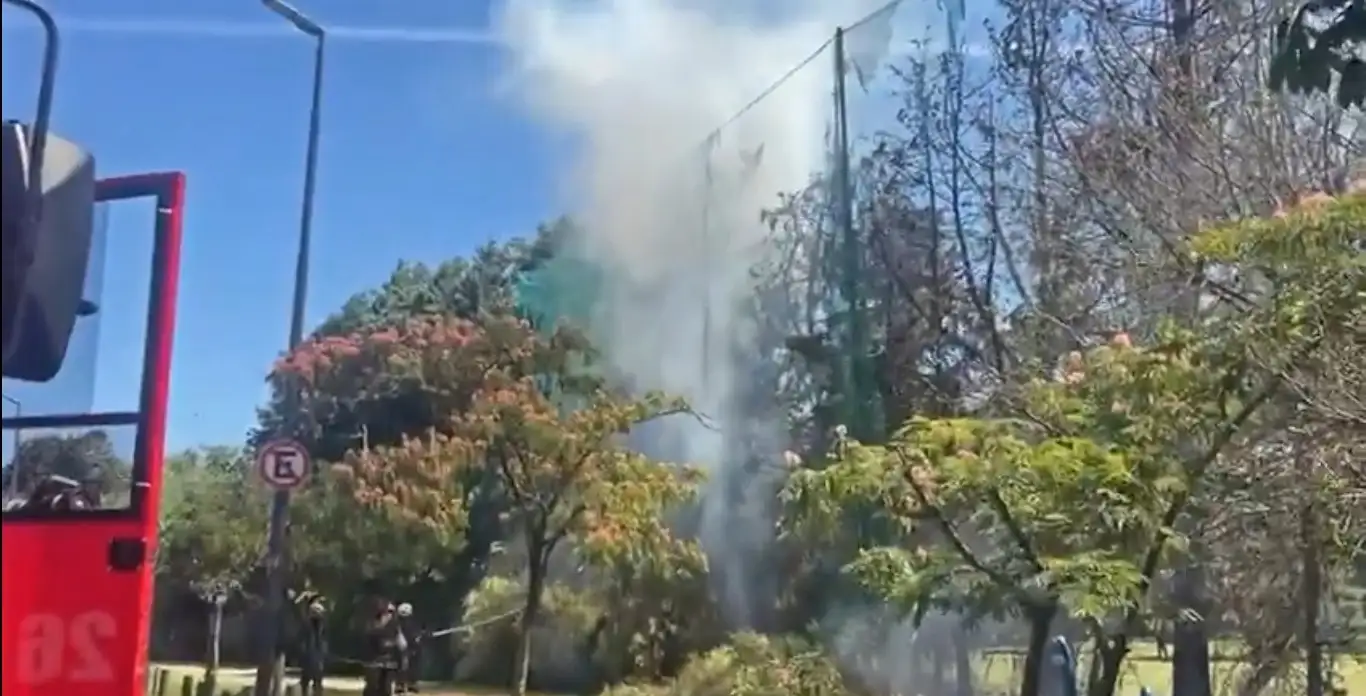 Varias dotaciones de Bomberos y del SAME trabajan en el lugar.