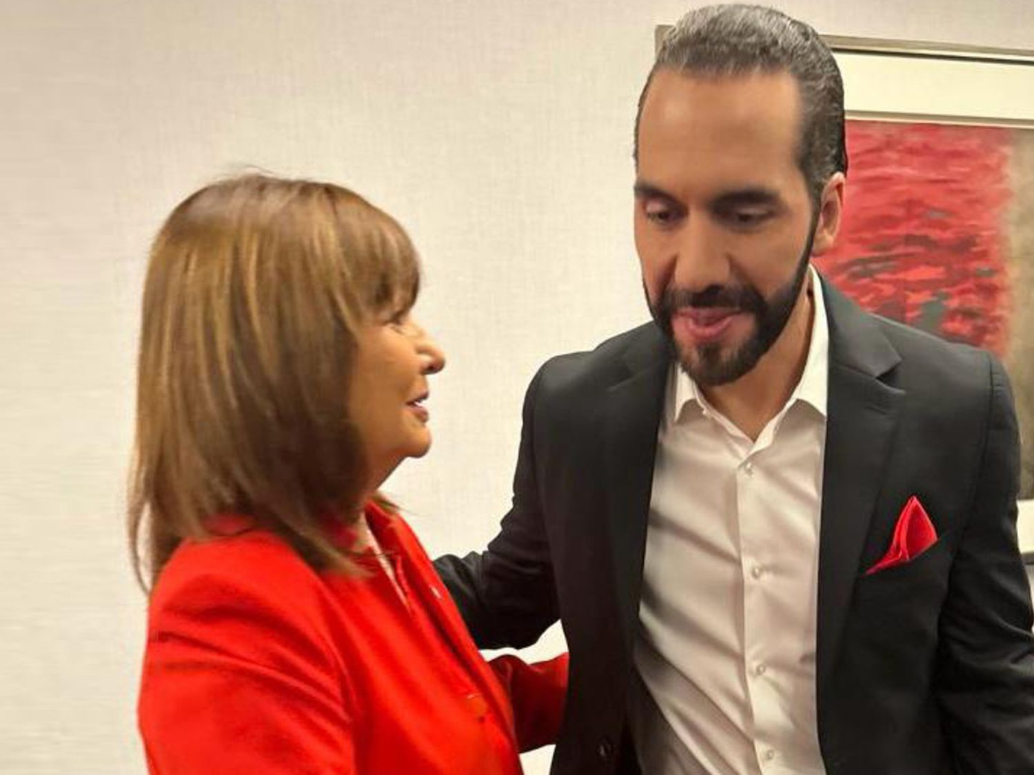 La ministra, junto a Bukele
