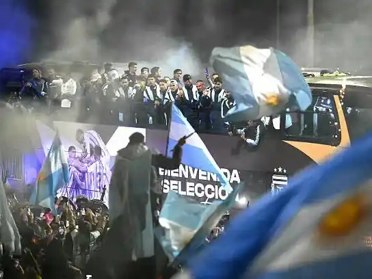 El plantel se trasladó hasta el predio de Ezeiza en medio de una multitud.