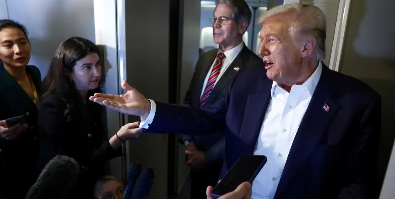 Trump y Bessent este lunes en el Air Force One rumbo a Japón tras la Cumbre de ASEAN en Malasia. Crédito: REUTERS/Evelyn Hockstein