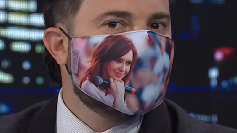 Diego Brancatelli lució un tapaboca con Cristina Kirchner