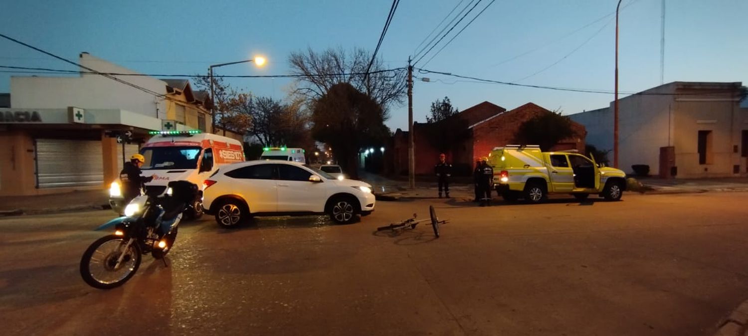 Una persona hospitalizada tras el choque de una bicicleta y un auto