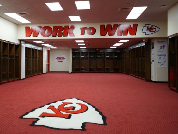 (VIDEO) ¡Inesperado! Descubre el nuevo gurú de la moda en los Chiefs