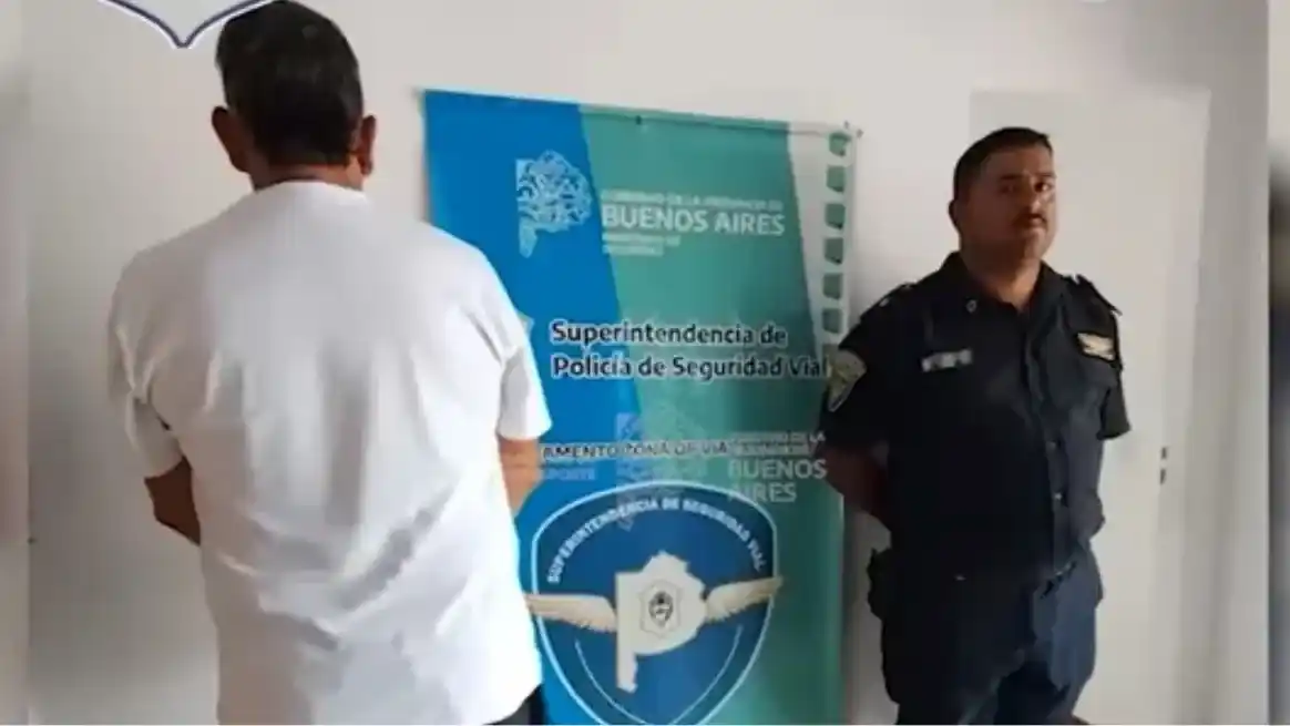 Detuvieron a un hombre que manejaba con su bebé en brazos por resistencia a la autoridad.