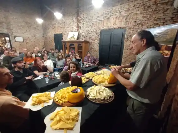 Exitoso inicio del ciclo “Quesos que cuentan historias” en Villa Onena