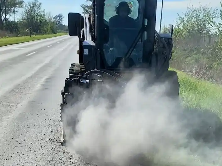 Durante el fresado se produce la reducción de un carril, con paso alternado y demoras mínimas. Foto: Vialidad Nacional.