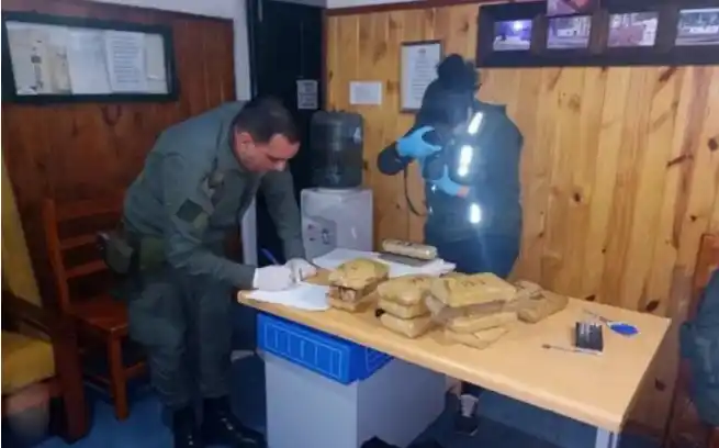 Detuvieron a dos hombres con 22 panes de marihuana