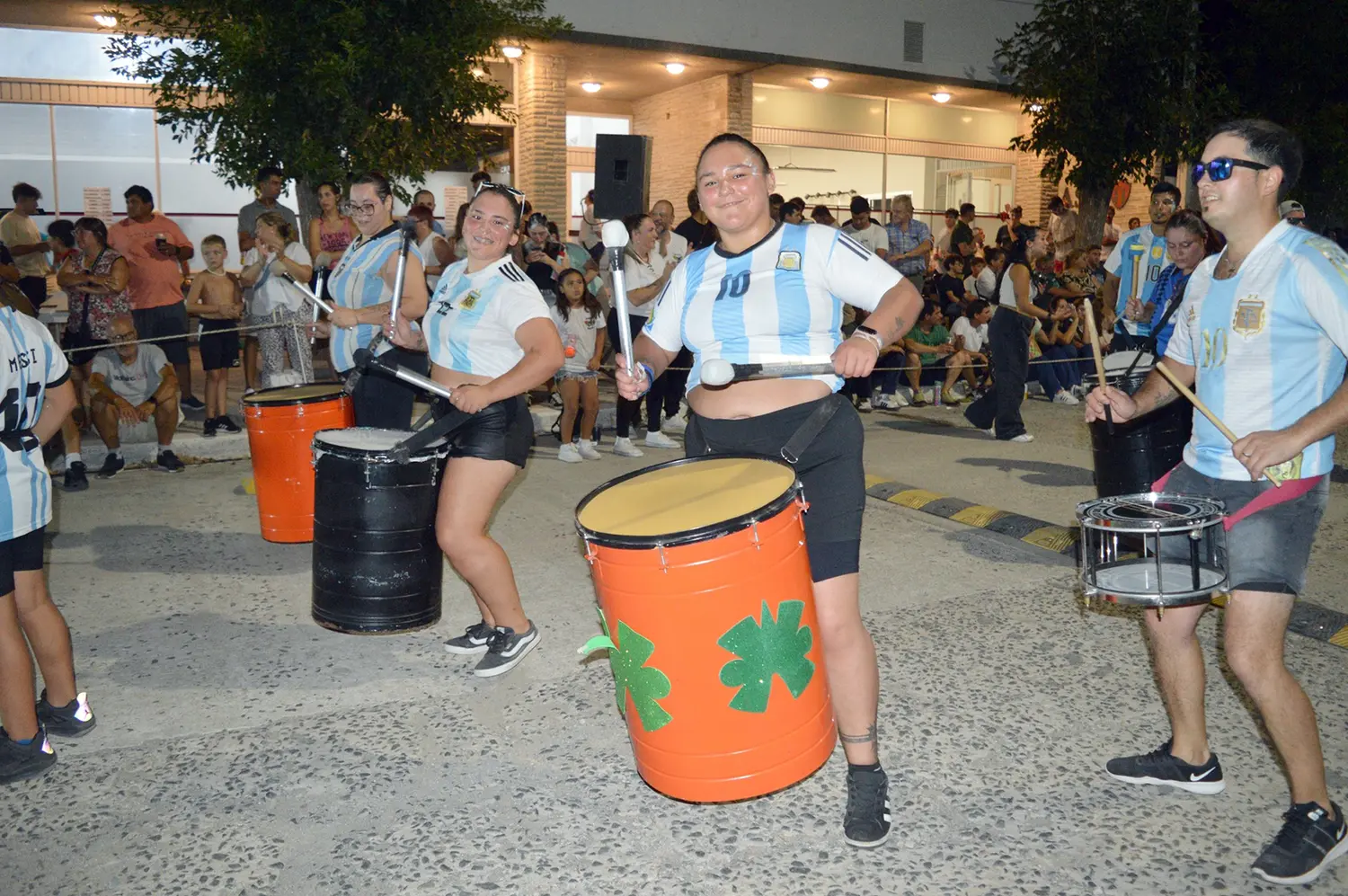 A todo ritmo. Color, música y comparsas en el fin de semana