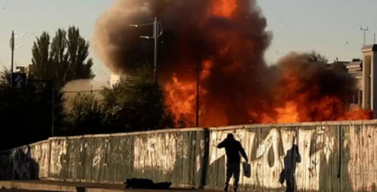 Ucrania: tres muertos tras el ataque de drones suicidas iraníes en el centro de Kiev