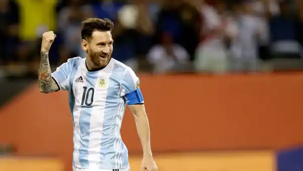 Messi volvió con tres goles, para alimentar el sueño de la selección 