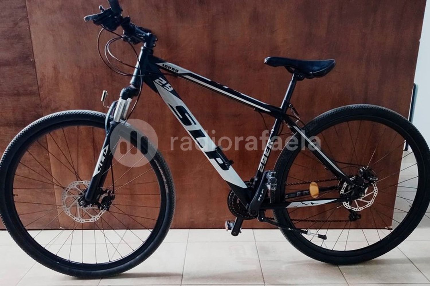 Apareció una bicicleta de “dudosa procedencia” en el patio de su casa