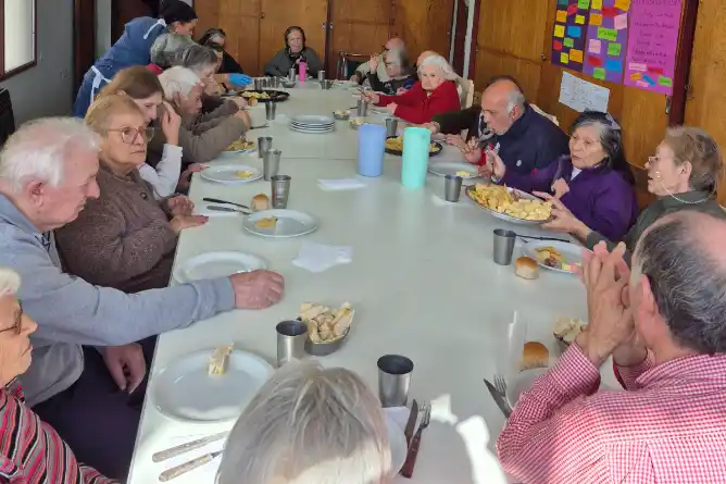 El taller “Cocinando a nuestro estilo” promueve la participación y el bienestar de los residentes en el hogar municipal