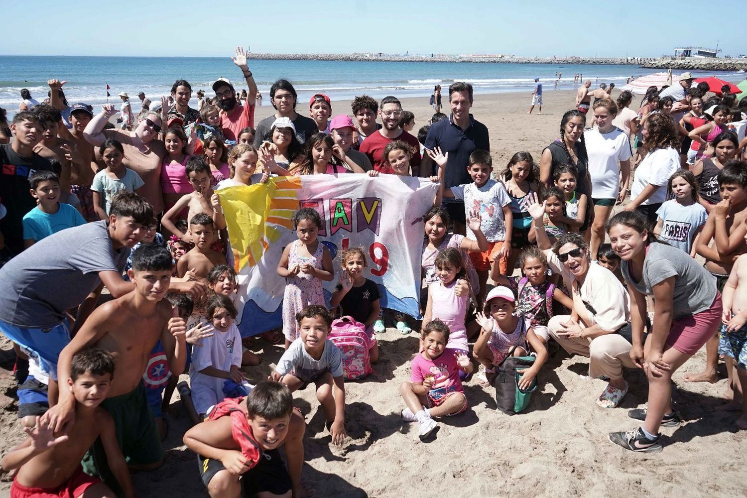 Cierre en la playa. Todos los chicos de las Escuelas Abiertas de Verano en Quequén