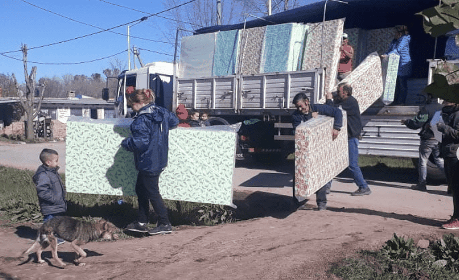 Cañuelas: Quedó afuera de la lista de "Todos" y ahora reparte colchones para que corten boleta