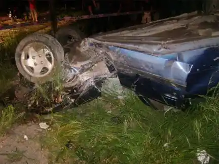 Tras morder la banquina, un auto volcó y una nena fue hospitalizada