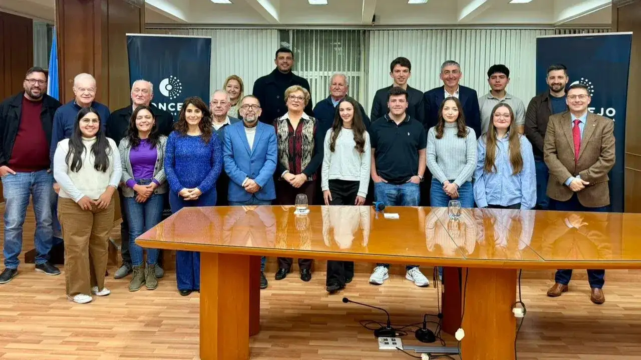 Ante una sala colmada de público, “Raíces del barro” se estrenó en el Concejo Municipal - 3
