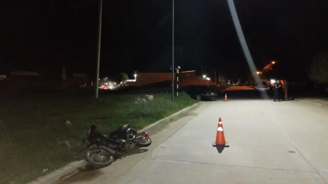 Choque entre automóvil y motocicleta deja un joven hospitalizado
