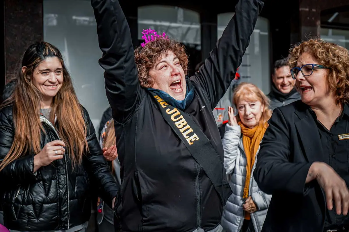 Emotiva despedida: Tras 41 años de trabajo, Gabriela Manilla se jubiló de la Farmacia Española