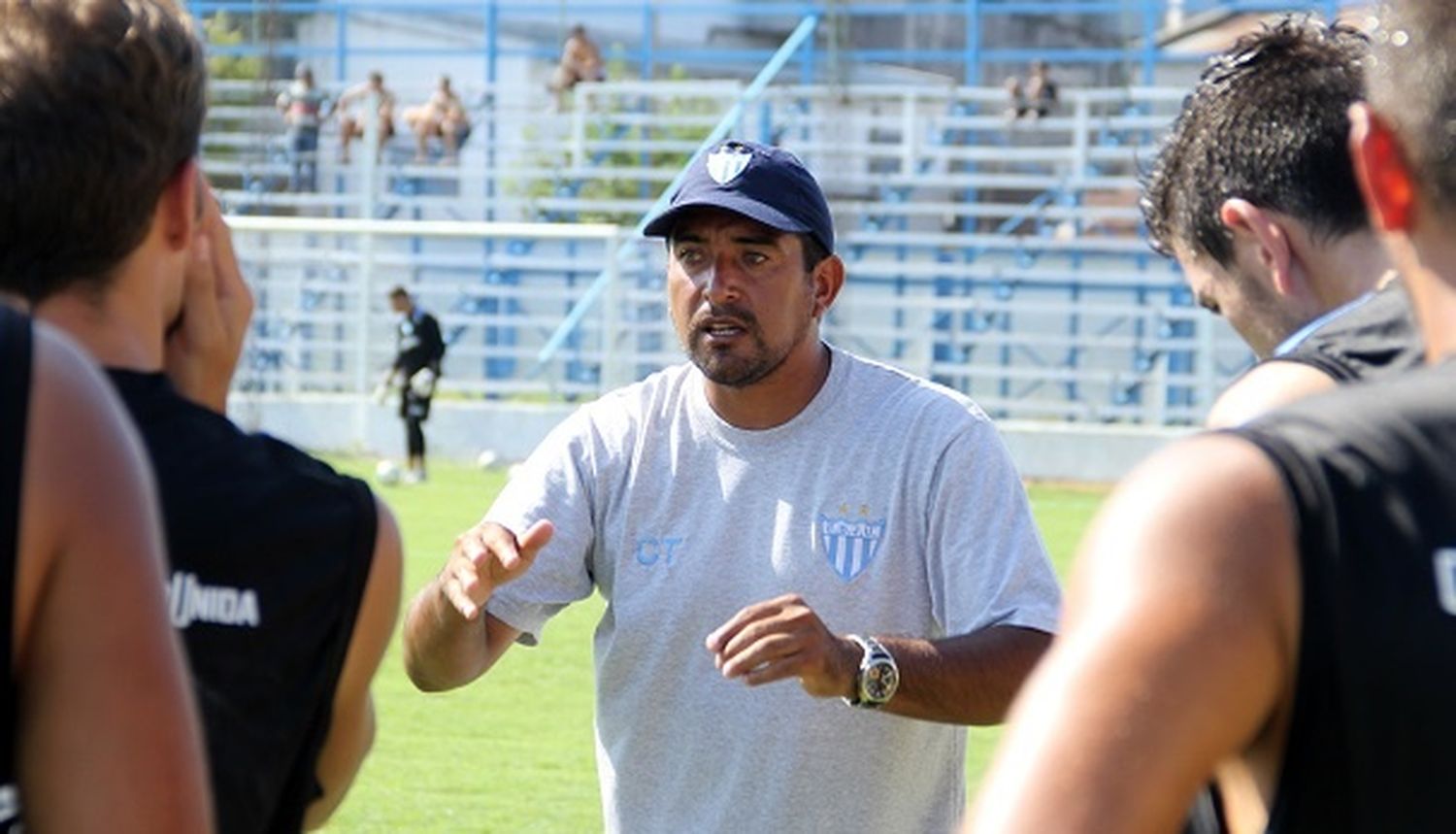 El Beto Acosta dejó de ser el técnico de Juventud Unida 