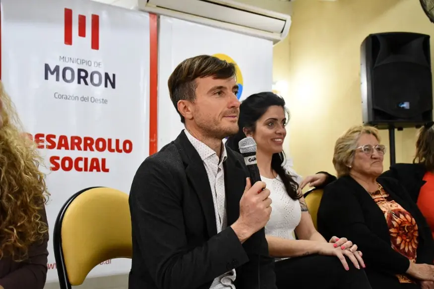 Ghi y Volnovich visitaron un centro de jubilados de Morón e incorporaron una institución a la cartilla
