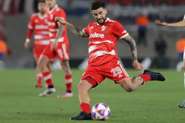 Elías Gómez, cerca de Racing