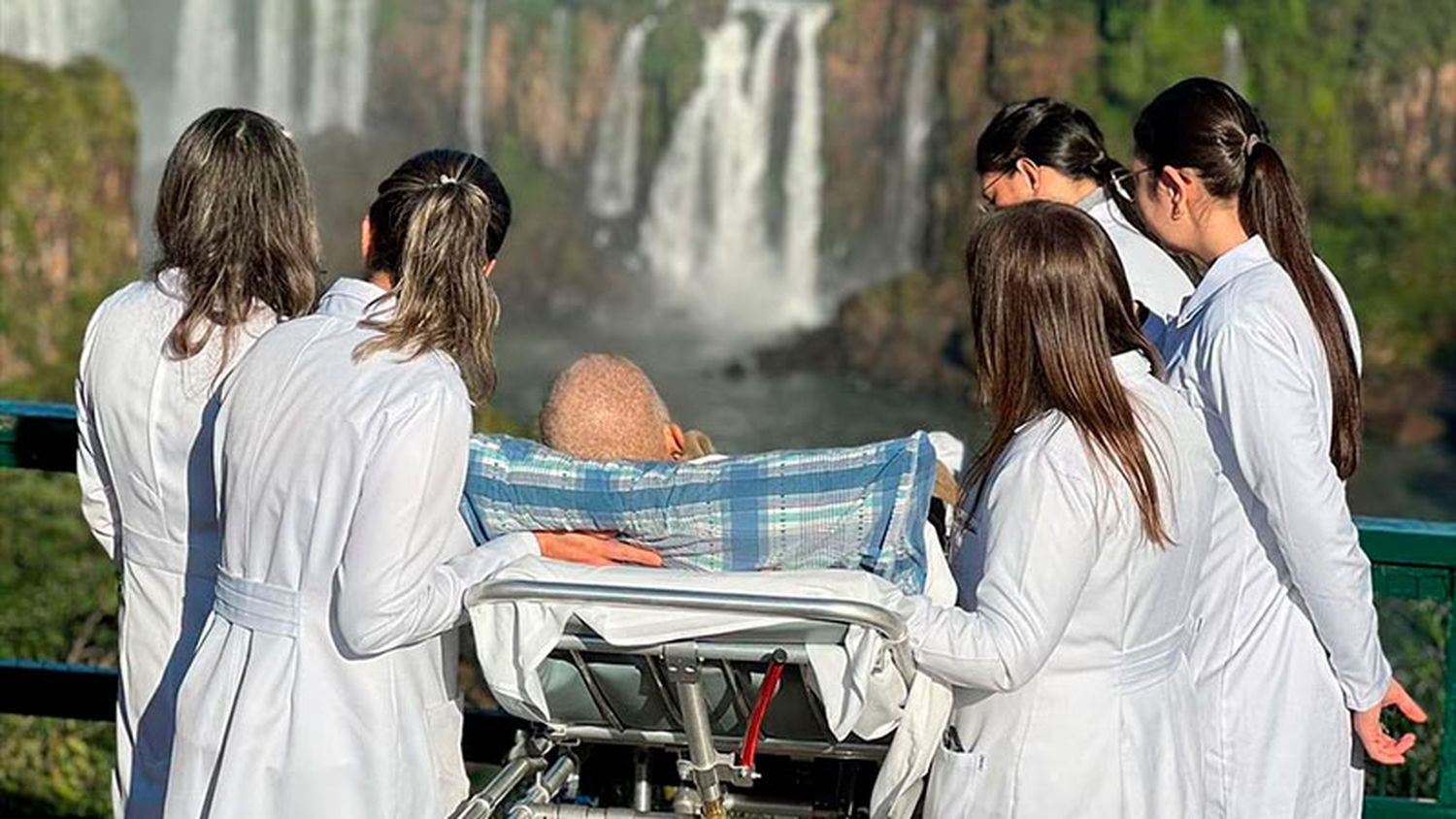 Gran gesto de médicos: llevaron a su paciente a conocer las Cataratas