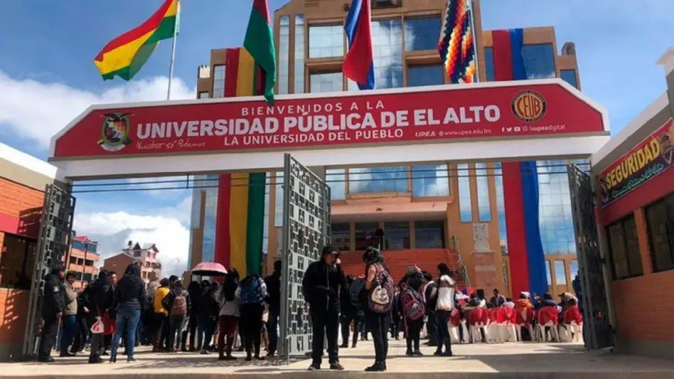 Cedió una baranda en una universidad mientras hacían una asamblea: al menos tres muertos