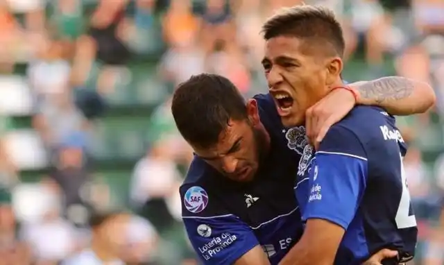 Fernando Espinoza cobró mal un penal que le permitió a Banfield empatar con Gimnasia 