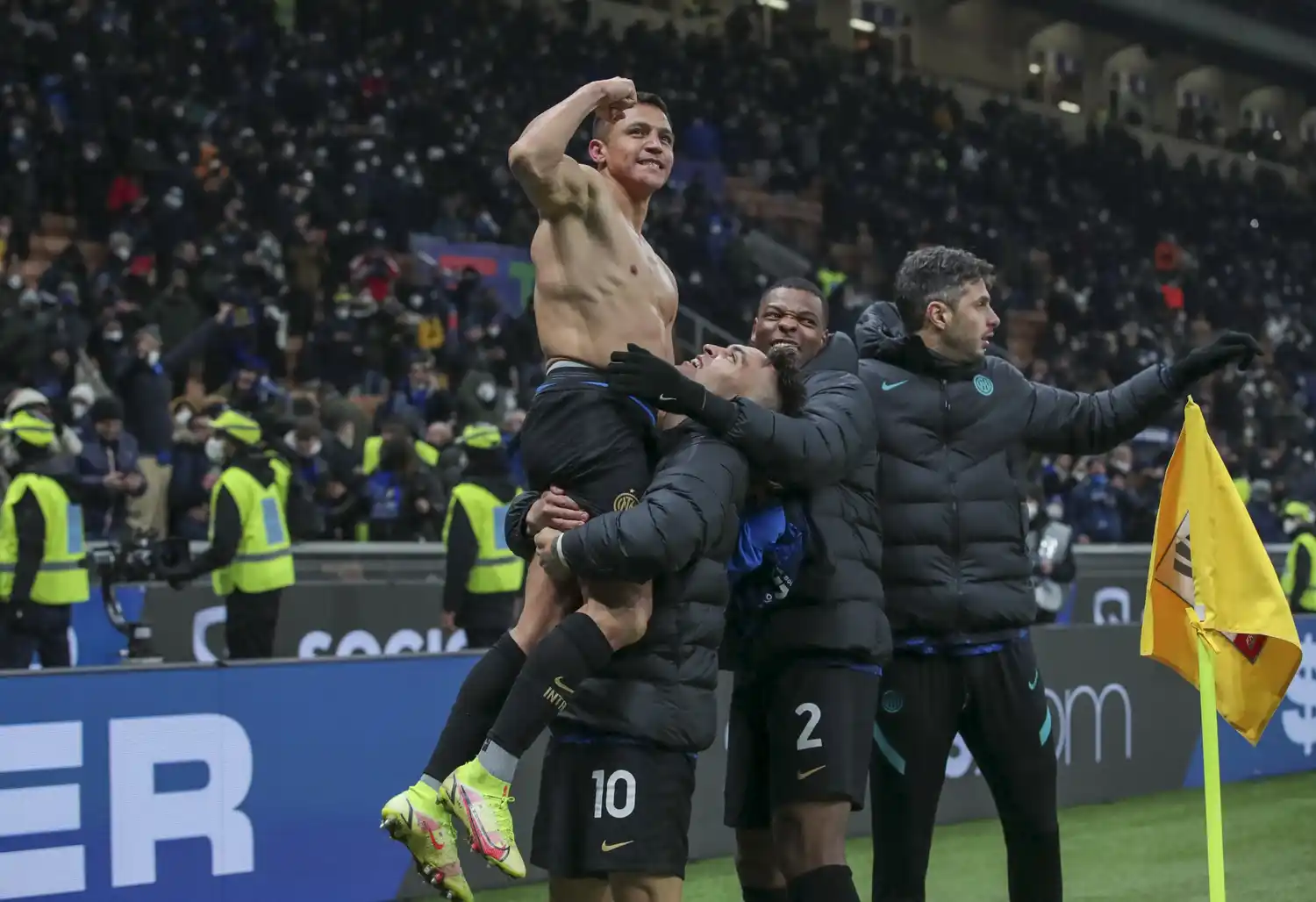 Alexis Sánchez, sostenido por Lautaro Martínez en el festejo de Inter.